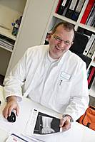 Herr Dr. med. Helmut Tostmann, Chefarzt Orthopädie Herr Dr. med. Helmut Tostmann, Chefarzt Orthopädie